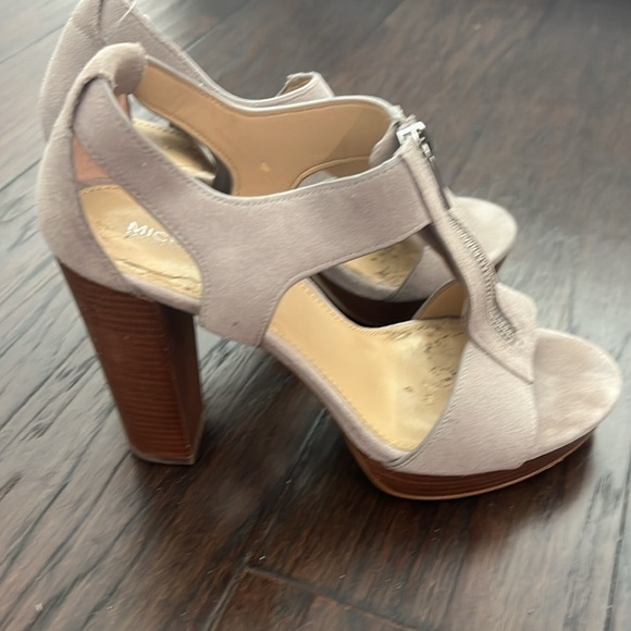 Michael Michael Kors Berkeley T Strap Sandals - Picture 6 of 7